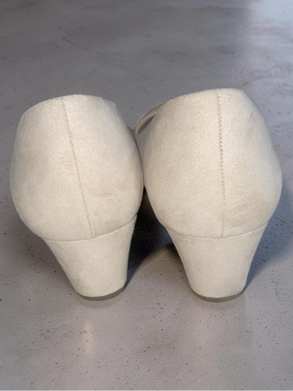 Women's Suede Round-Toe Flats in Light Beige/Nude 👠 - Picture 5 of 9